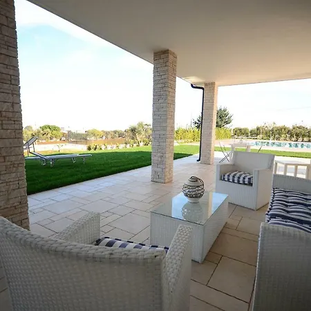 Maria Villa *